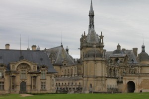 à gauche le Petit chateau